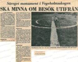 Sareget-monument-i-Vegeholmsskogen-SKA-MINNA-OM-BESOK-UTIFRAN-Arbetet-4-juli-1972